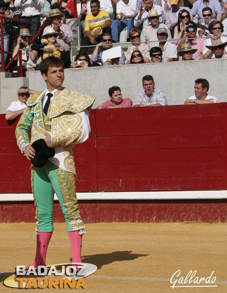 El Juli contemplando el aspecto de los tendidos.