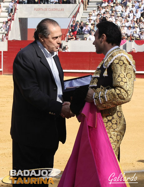 Mariano Gallego, alcalde de D.Benito entregando un presente.