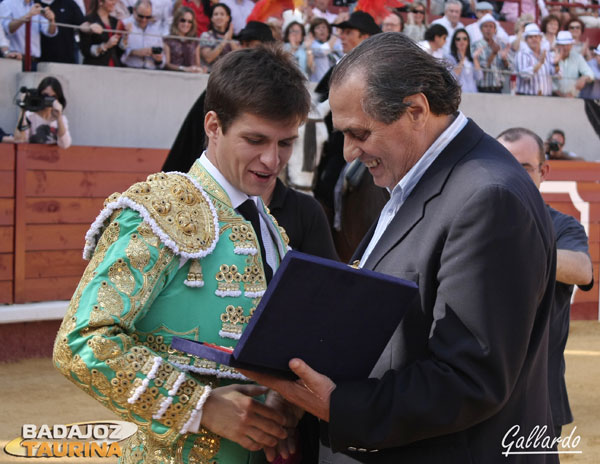 El Juli también recibió el suyo de manos del Alcalde.