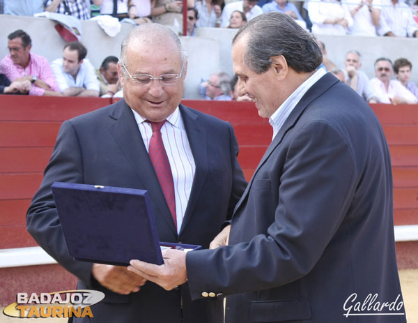 El ganadero Borja Domecq recogiendo su recuerdo.