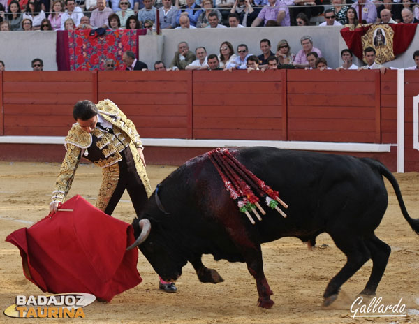 Ponce pasando de muleta al primero.