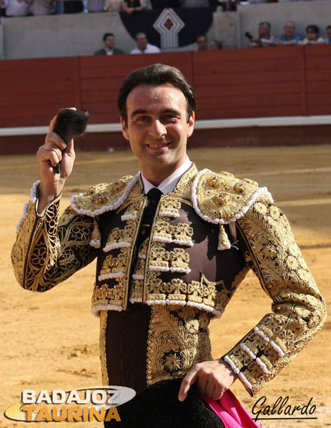 Primera oreja, la pasea feliz Enrique Ponce.