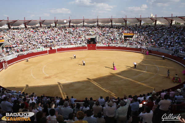 Aspecto de la plaza colmada de público. (FOTO: Gallardo)