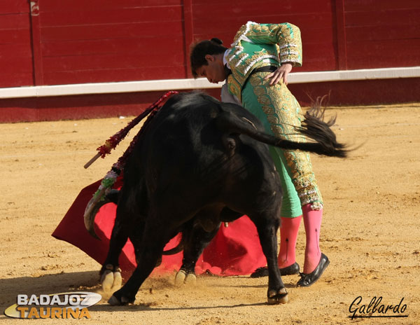 Bajando la mano y sometiendo mucho al toro.