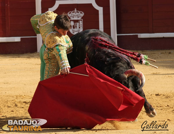 Alargando el brazo para que el toro tuviese recorrido.