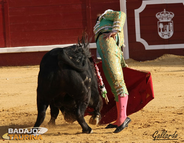 Exigente con la derecha obligaba mucho al toro.