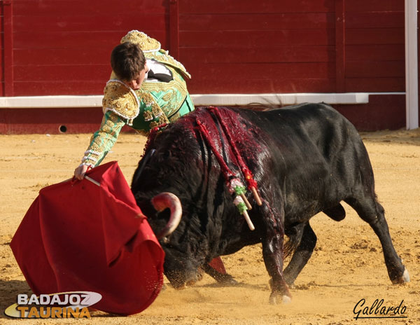 Julián alargando la embestida de su oponente. (FOTO: Gallardo)