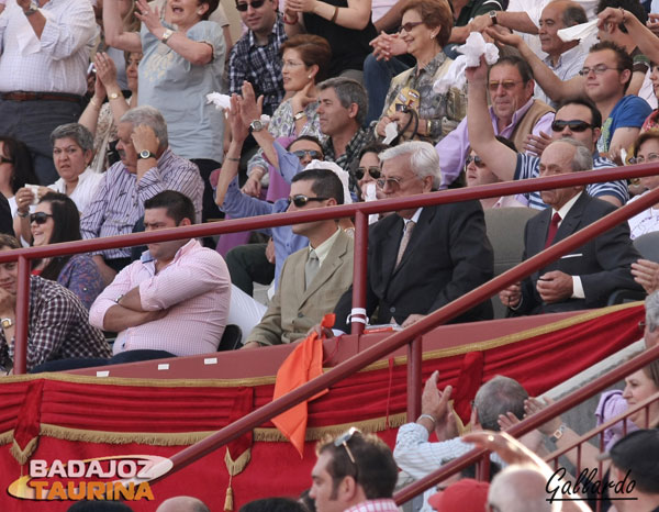 Momento en el que Manuel Lucia concede el indulto.