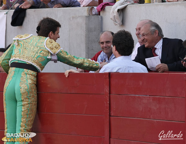 El Juli dando la mano a Borja Domecq tras el indulto.