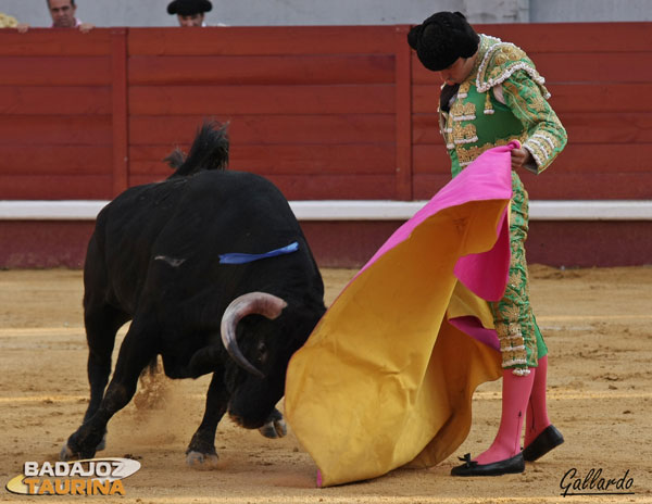 Perera saludando a la verónica al tercero.