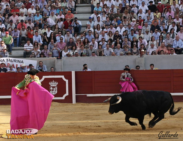 Esperando la llegada del toro para instrumentar una tafallera.