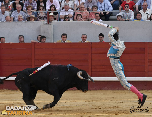 Joselito Gutiérrez a punto de clavar las banderillas.