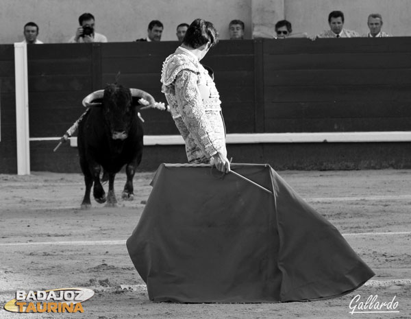 Firme de planta para dar el pase cambiado por la espalda.