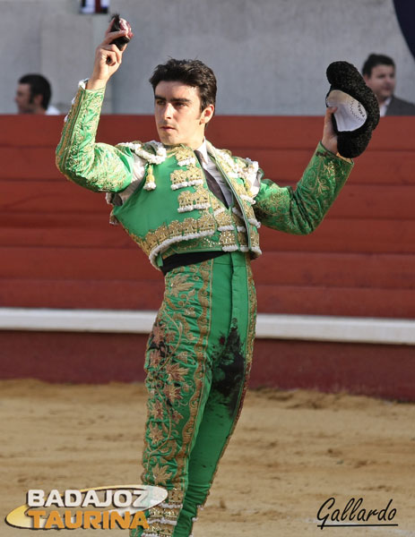 Ofreciendo la oreja cosechada a todos sus paisanos.