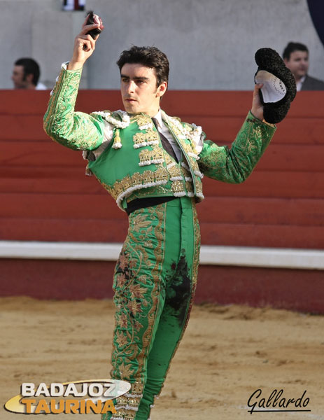 Ofreciendo la oreja cosechada a todos sus paisanos.