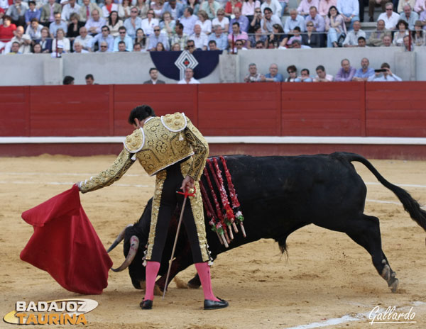 Al natural levantando la mano al final para que el toro aguante.