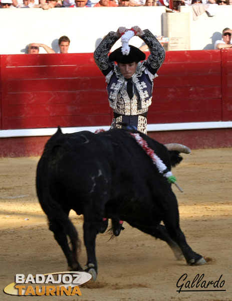 Álvaro Montes, asomándose al balcón para clavar un par.