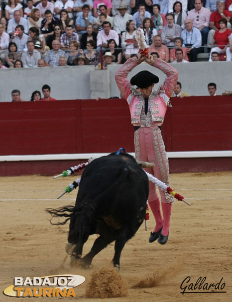 El mejor par de la tarde, obra de Juan Sierra, que saludó tras ponerlo.