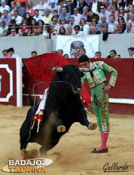 Perera a pies juntos en el inicio de faena del sexto.