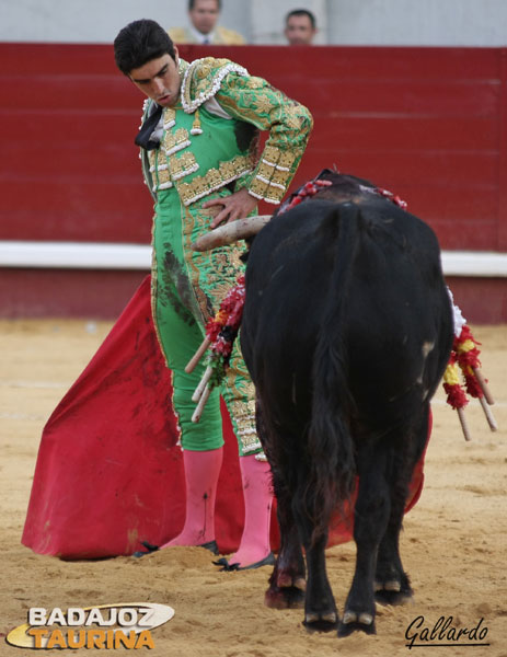 Encelando a la res a base de exponer los muslos.