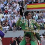 Los tres espadas a hombros abandonando la plaza. (FOTO: Gallardo)