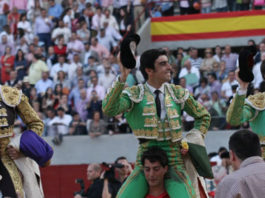 Los tres espadas a hombros abandonando la plaza. (FOTO: Gallardo)