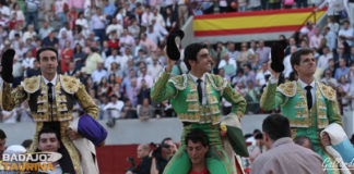 Los tres espadas a hombros abandonando la plaza. (FOTO: Gallardo)