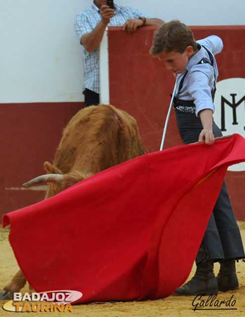 'El Calerito' desató la locura con su desparpajo torero.