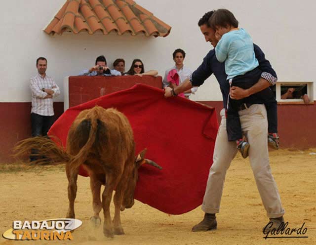 Tati cumplió el deseo de algunos de los pequeños, que querían ver de cerca el toreo.