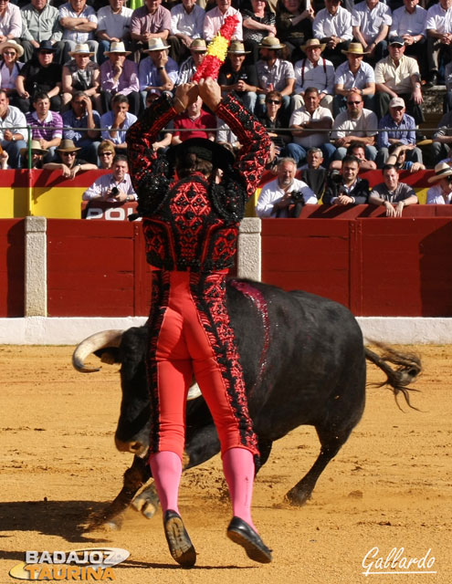 El Lili asomándose al balcón para dejar las banderillas.