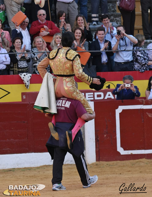 Perera pasando frente a su actual novia y su futura suegra.