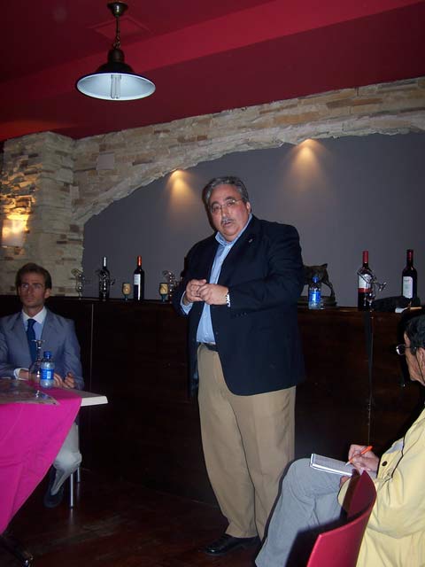 Fernando Valbuena presentando el acto. (FOTO: AJG)