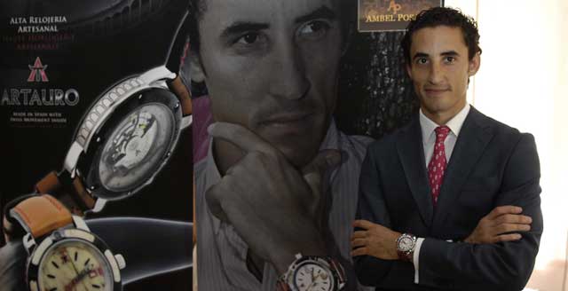 Santiago posando con uno de los relojes a los que presta su imagen. (FOTO: Primetime)