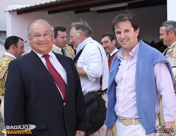 El ganadero Borja Domecq y su hijo antes del festejo.