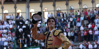 Miguel Ángel Perera a hombros. (FOTO: Gallardo)