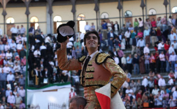 Miguel Ángel Perera a hombros. (FOTO: Gallardo)