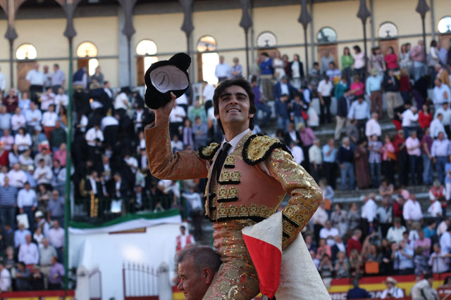 Miguel Ángel Perera a hombros. (FOTO: Gallardo)