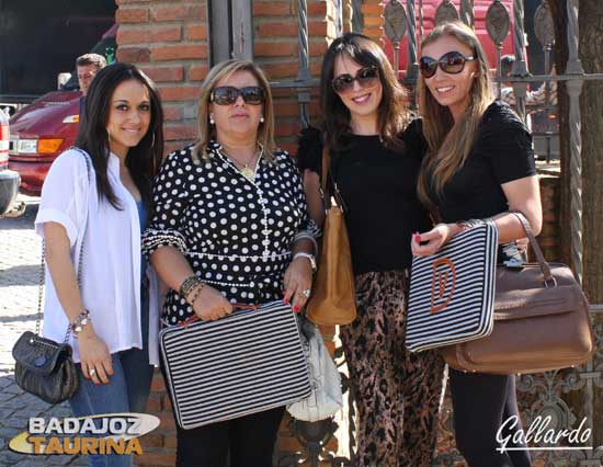 La madre, la novia y unas amigas de Diego Ventura, a ver a su torero.