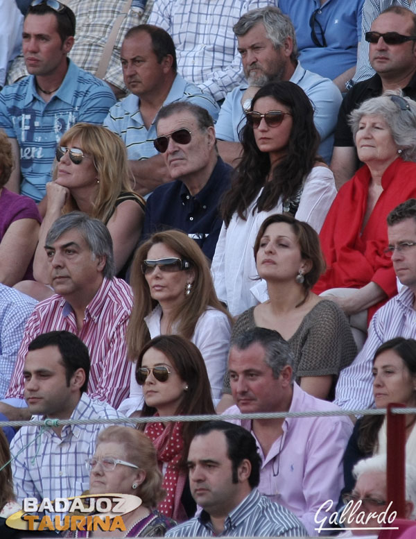 Ole las mujeres guapas que acuden a los toros.