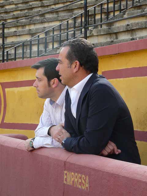 Observando cómo entrenan los alumnos de la Escuela antes de hacer la entrevista. (FOTO:Gª. de Elexalde)