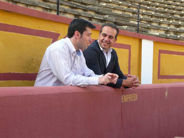 Antonio Girol y Joaquín Domínguez en el curso de la entrevista. (FOTO: Gª. de Elexalde)