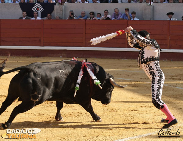 Antonio Tejero asomándose al balcón para dejar un par.