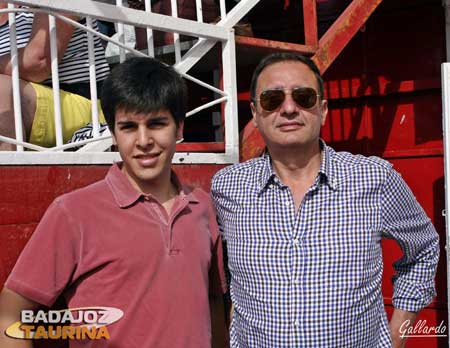 José María Marrón con su hijo Nicolás, presente y futuro de Torregrande.