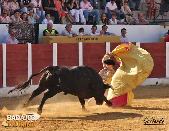 Solís recibiendo con la larga a su primero.