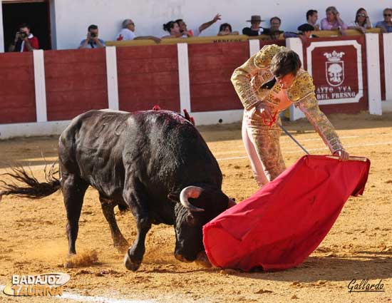 Ayudándose del simulado para marcar el camino...