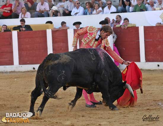 Julio Parejo pulseando la embestida por el izquierdo.