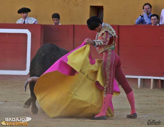 Saludo capotero de Jaime Martínez. (FOTO:Gallardo)