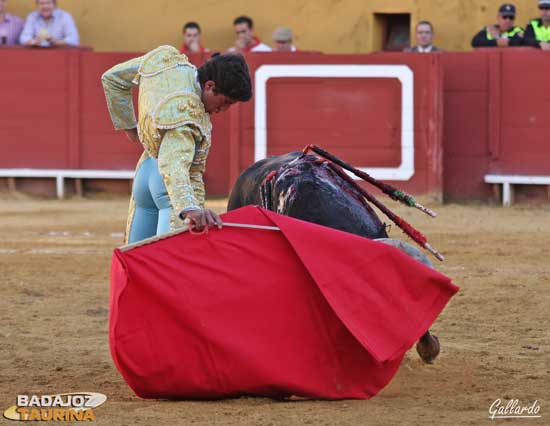 Rafel cerro muletando en Jerez. (FOTO:Gallardo)