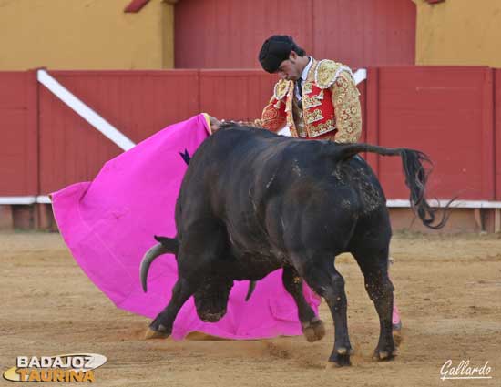 Curro Damián abriéndose de capote.