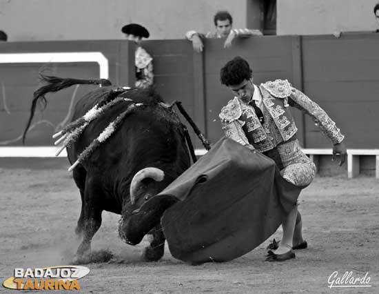 Curro Damián doblándose por bajo. (FOTO:Gallardo)